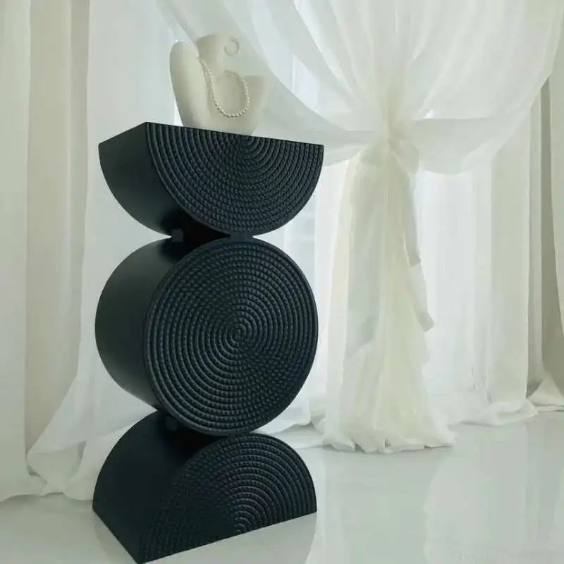 MOVABLE ACCENT END TABLES FOR MINIMALIST AREAS